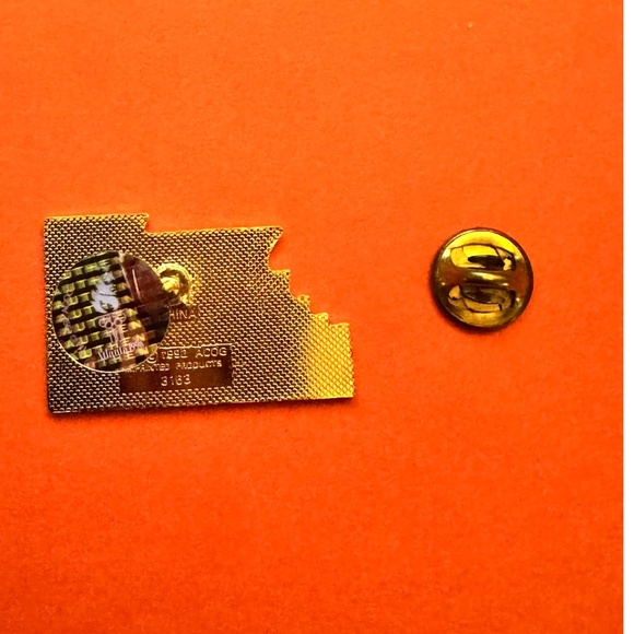 Official Atlanta 1996 Olympics Vintage Enamel Pin (with Backing Card) - Picture 3 of 3